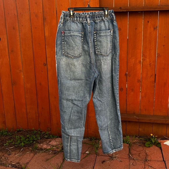 Urban Outfitters BDG Pull-On Mom Jeans in Light Wash, Size 31 - Picture 2 of 4